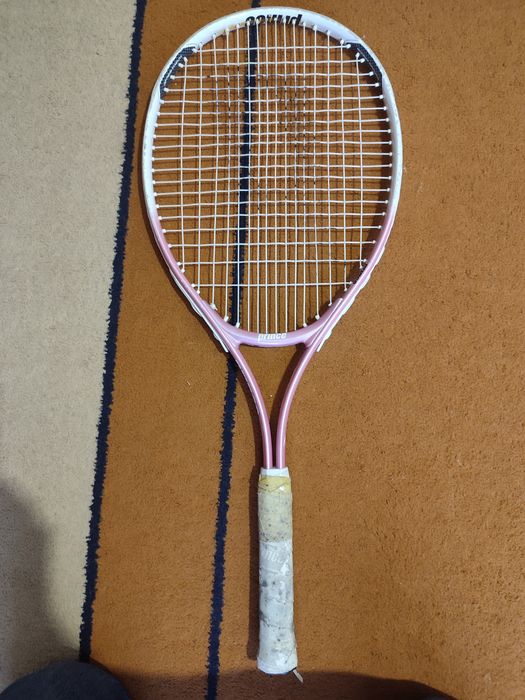 Тенісна ракетка бренду Prince.