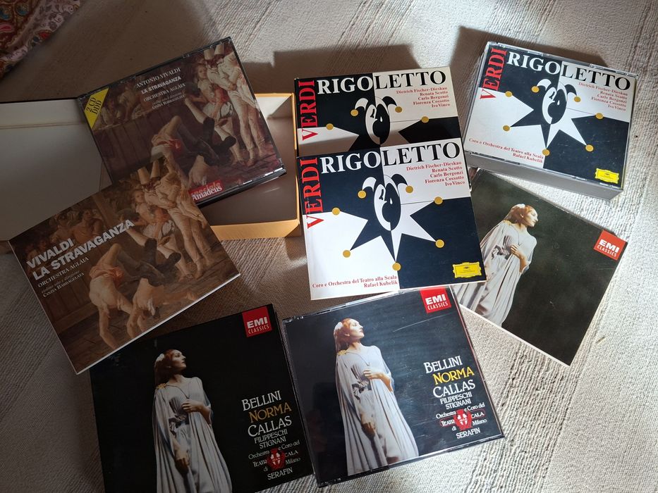 Três caixas de música clássica