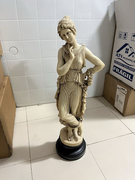 Estátua decorativa com base