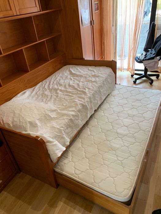 Conjunto de Quarto em Madeira Maciça – Cama, Secretária e Estante