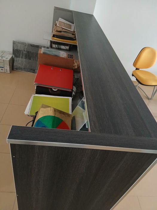 Balcão de loja cinzento