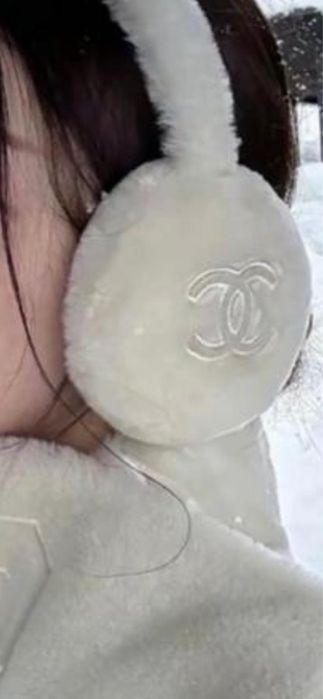 Piekny biały szal Chanel