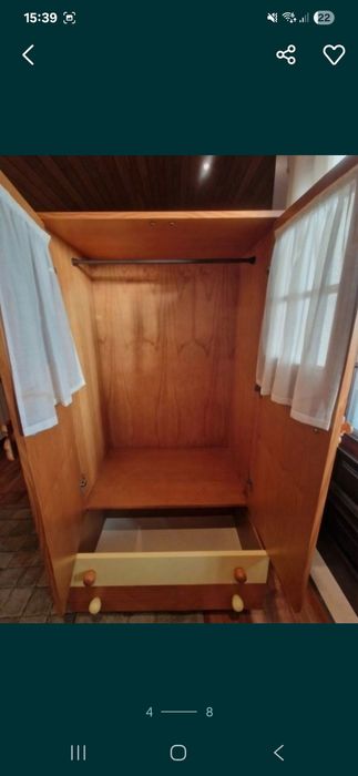 Roupeiro castanho em madeira para criança