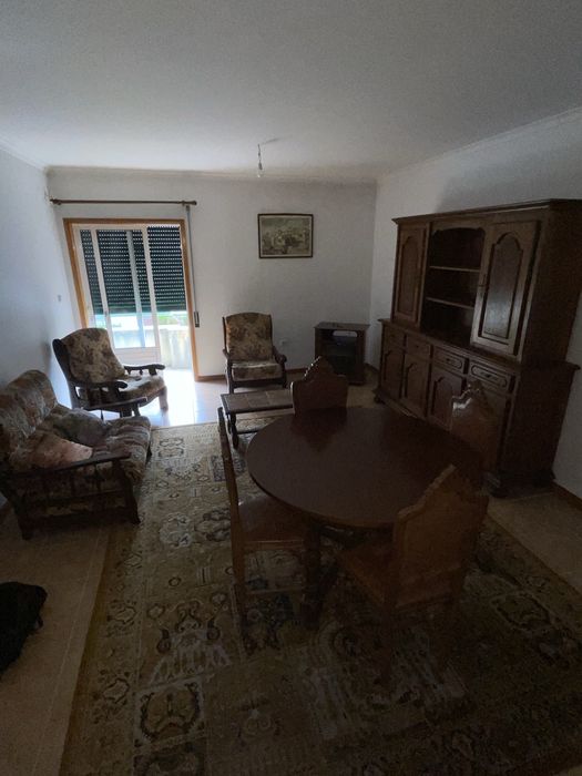 Sala de estar/jantar completa e um quarto
