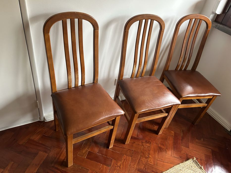 3 cadeiras de madeira