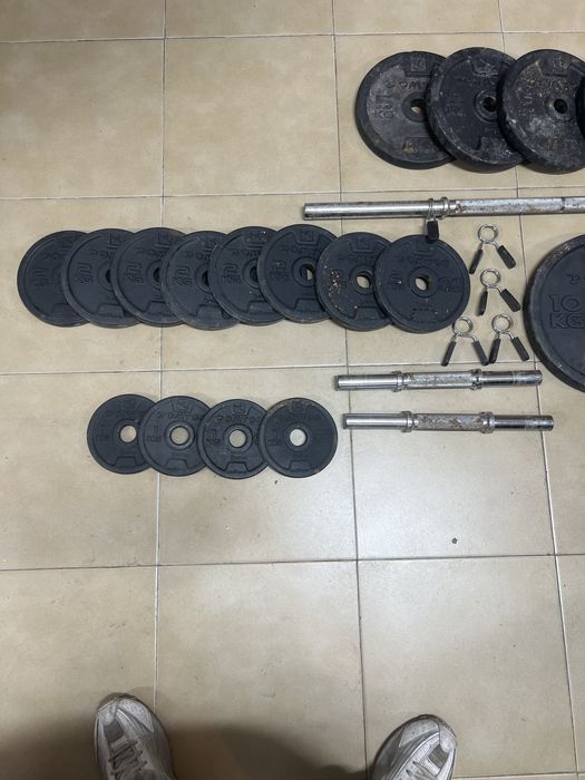 Kit de Musculação Domyos 80Kg em discos + Barra Longa + 2 Halteres