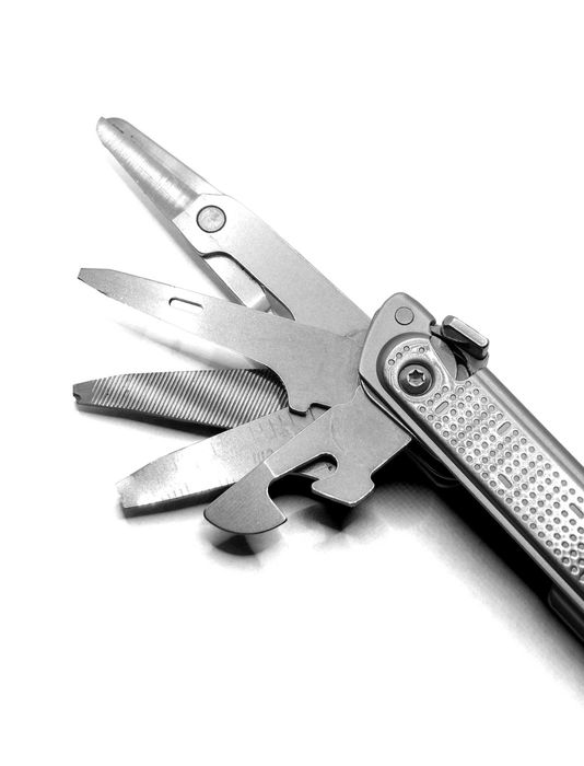 Multitool Leatherman Free P2 z kaburą | 19 narzędzi