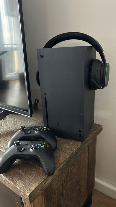 Konsola Xbos Series X + 2 pady + słuchawki