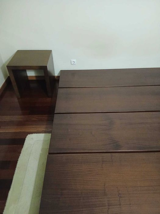 Cama e mesinha de cabeceira (o colchão não está à venda)