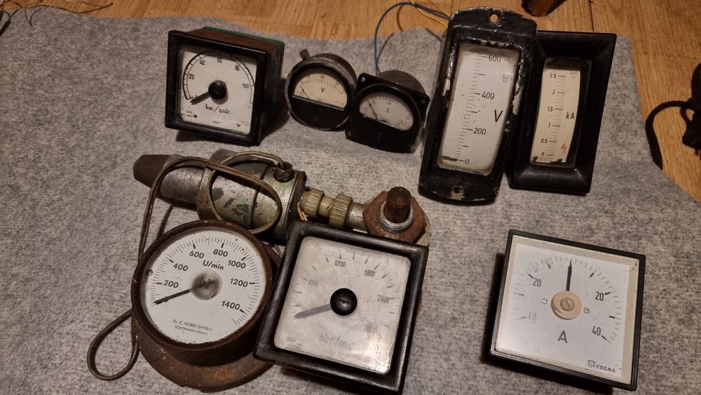 Zestaw wskaźników z lokomotywy