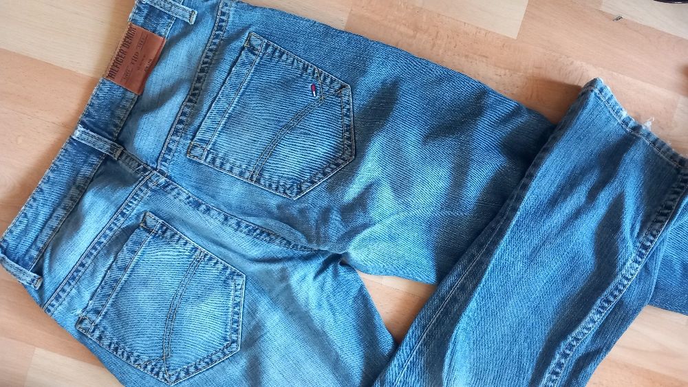 Hilfiger Denim r L dół nogawek lekko poszarpany