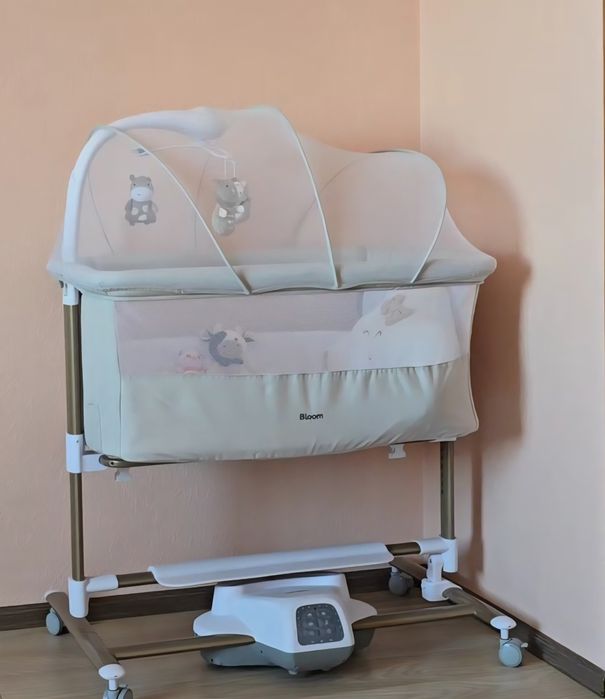 Приставне ліжечко,заколисуючий центр.