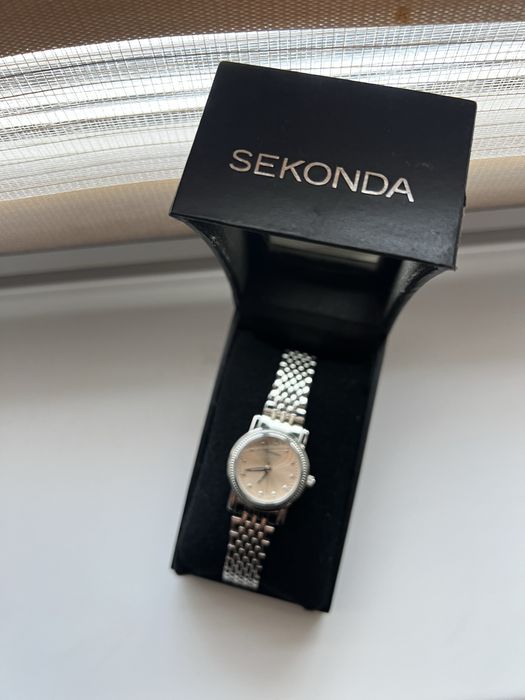 Жіночі круглі наручні годинник Sekonda