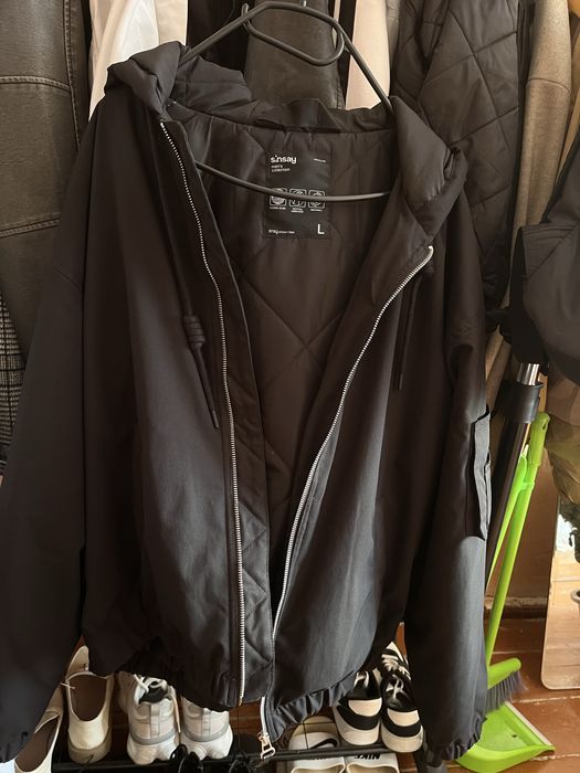 Чорна куртка.