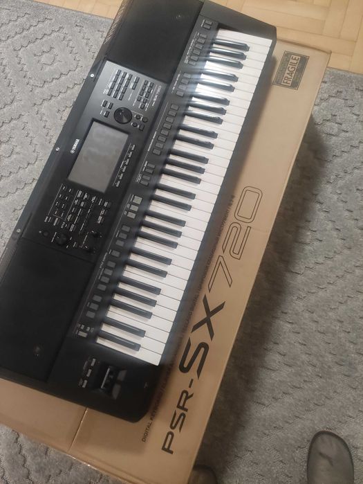sprzedam keyboard Yamaha PSR SX720 -nowy