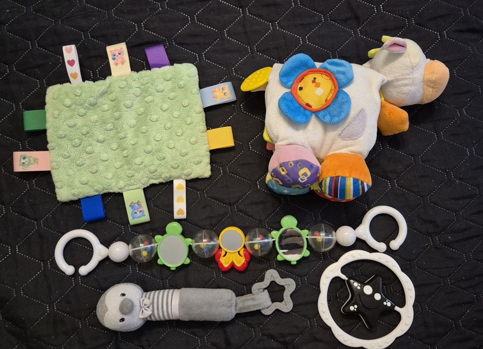 Zabawki niemowlęce Edukacyjna Krówka, grzechotki, zawieszka do wózka