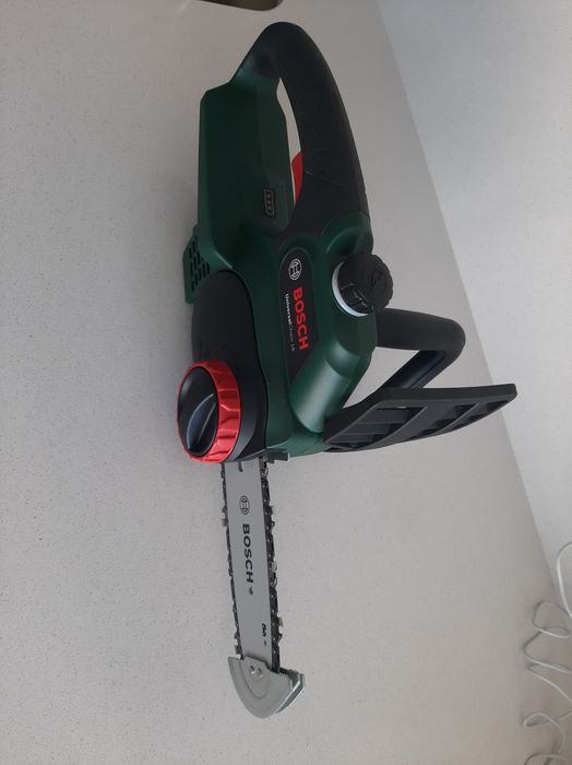 Serra a bateria Bosch Universal Chain 18