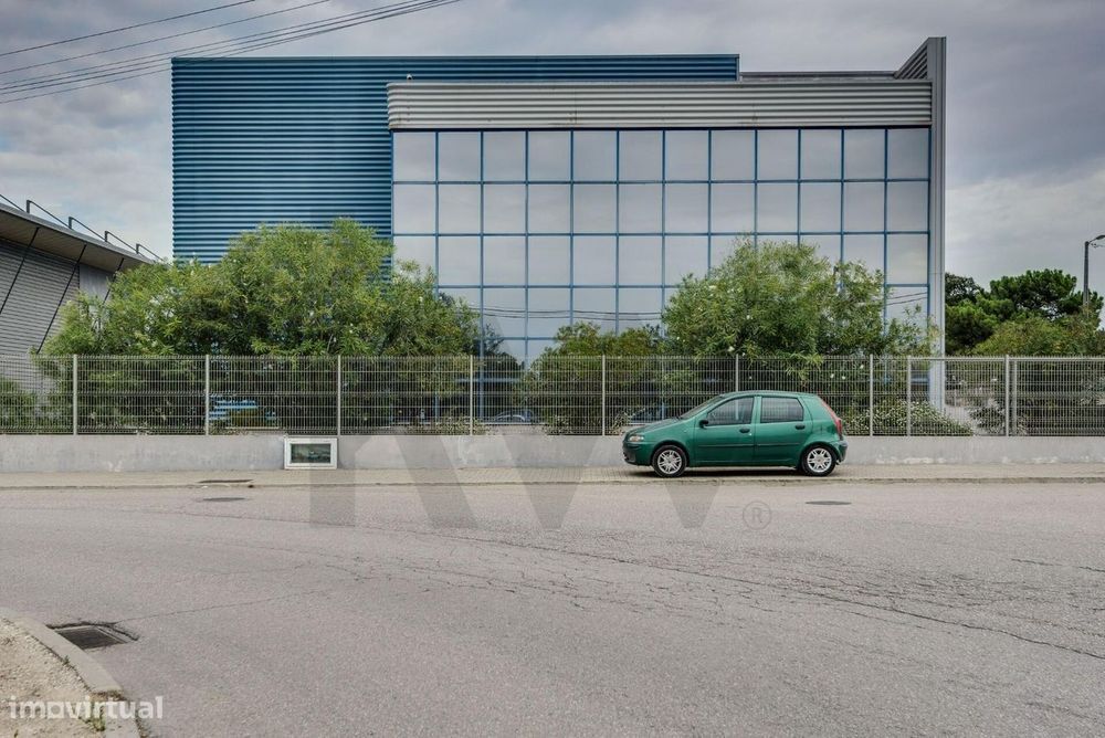 Armazém Industrial com Cais de Carga e Descarga | Parque Industrial do