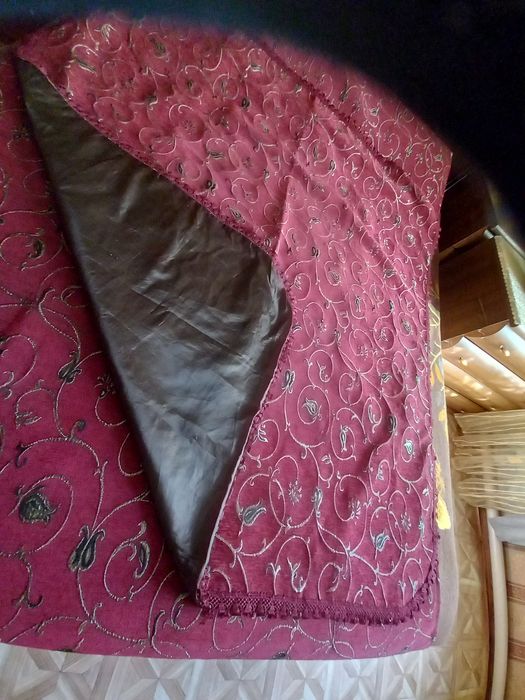 Продаю комплект: покривало на діван , але на кровать   і скатертина .