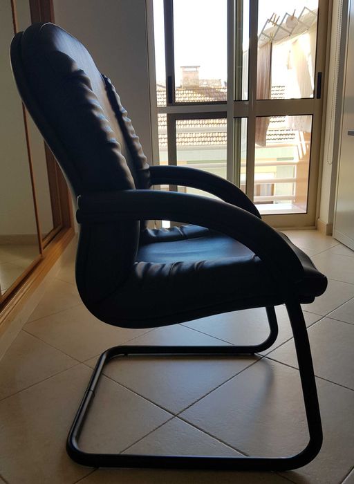 Cadeirão preto em pele sintetica