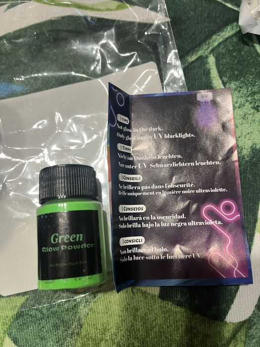Proszek fluorescencyjny pigment zielony świeci w ciemnościach od UV