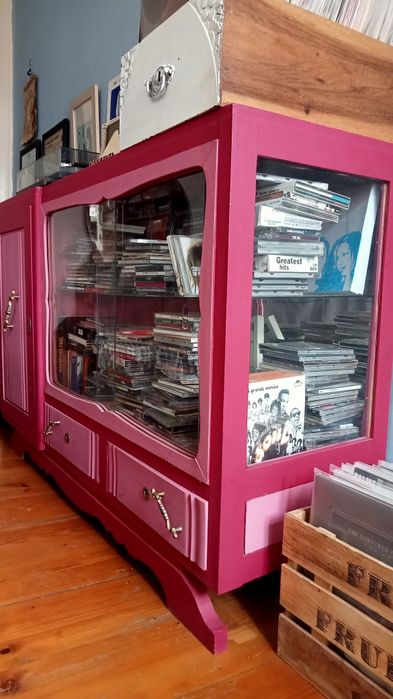 Móvel vitrine antigo e em madeira maciça