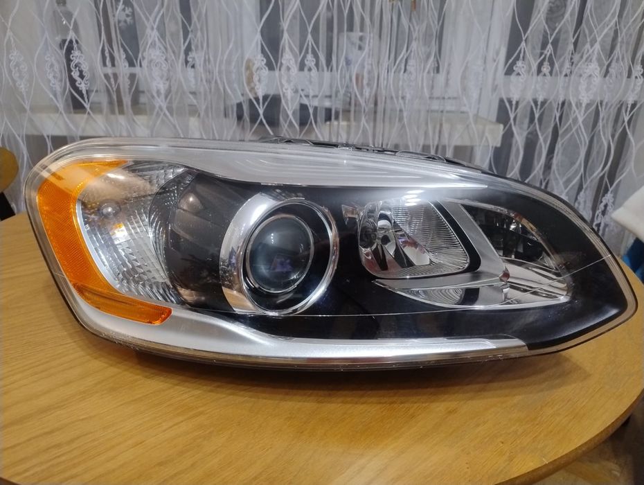 Lampa przednia prawa Volvo XC60 USA