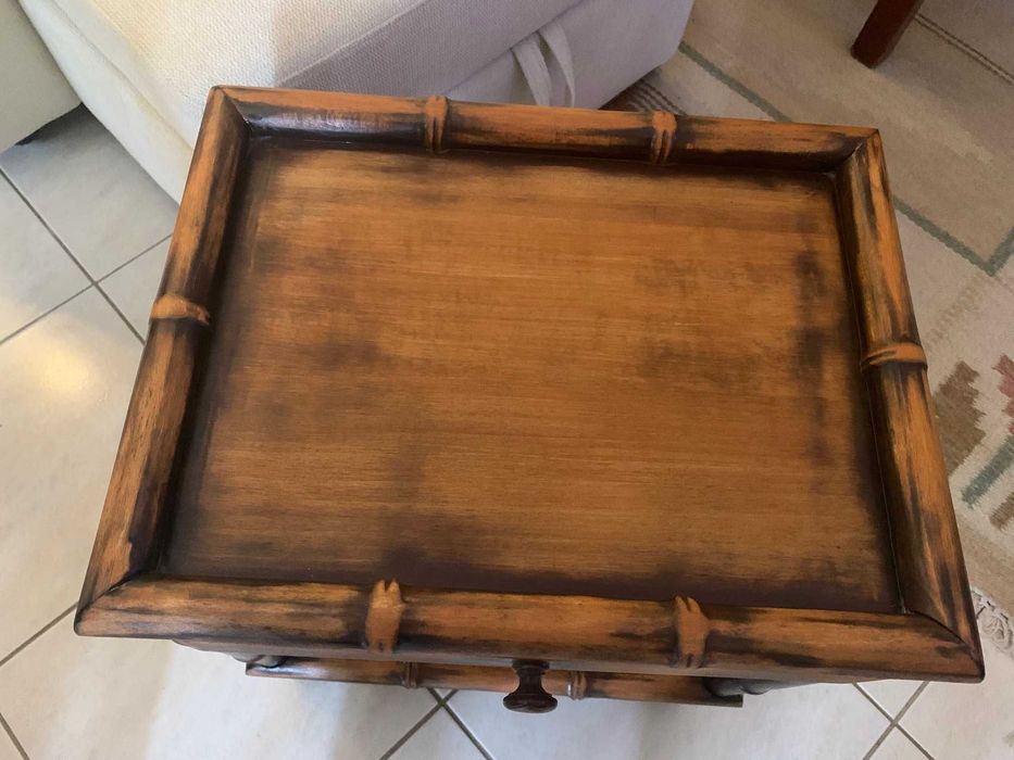 Mesa de apoio com gaveta