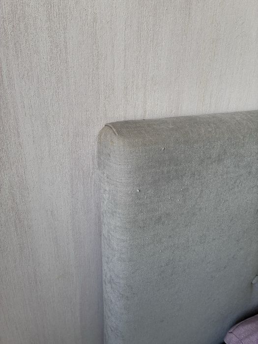Cama, colchão, banqueta e tapete