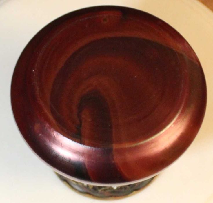 Vaso de vidro iridescente vintage com cinto de metal dourado