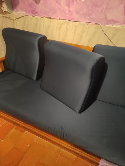 Sofá cama azul marinho.
