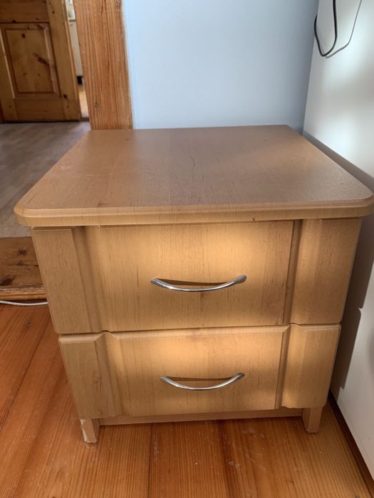 Приліжкова тумба.