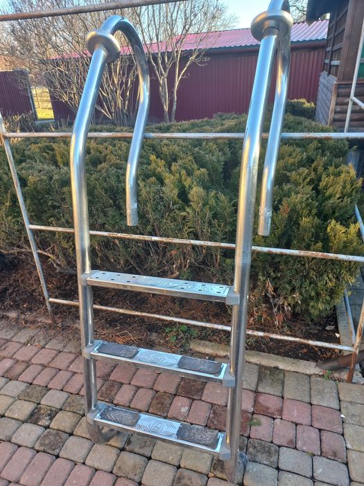 Продам лестніцу.для бассейна.