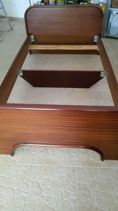 Cama individual em madeira de mogno