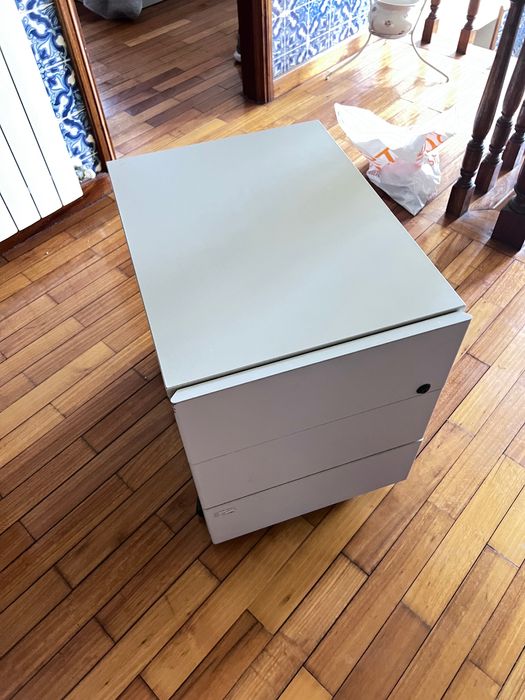 Armário móvel para secretaria em bom estado