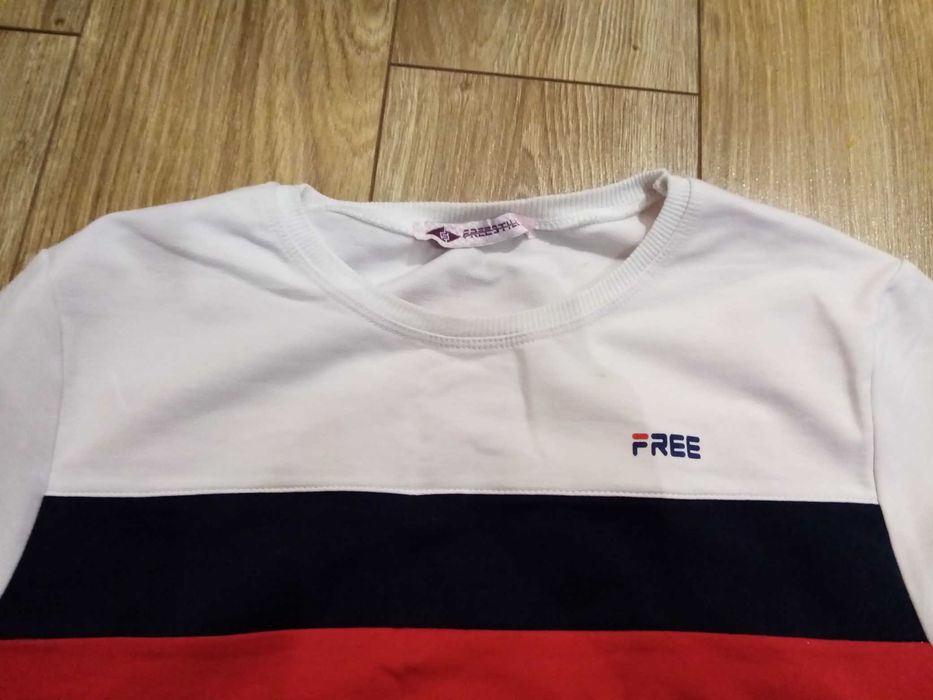 biała bluza w pasy