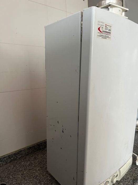 Caldeira de gás natural, aquecimento central e águas sanitárias.