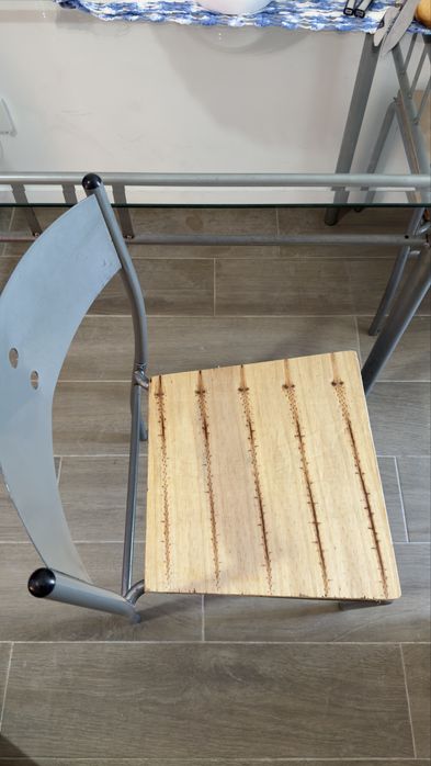 Tenho essa mesa com 4 cadeiras  e tampão de vidro