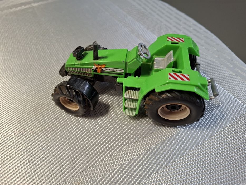 Model Traktor skala 1:43