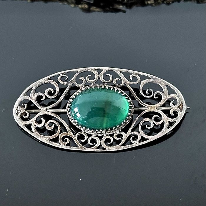 Srebrna broszka z naturalnym Szmaragdem z ok. 1950r próba 835