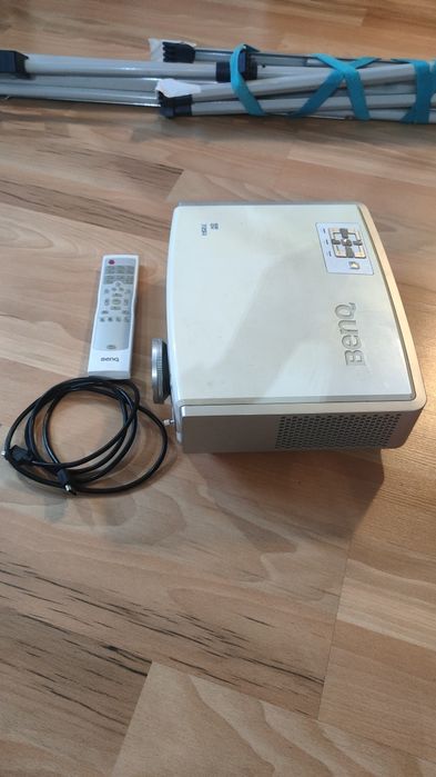 Projektor  Benq z rozwijanym  ekranem na statywie