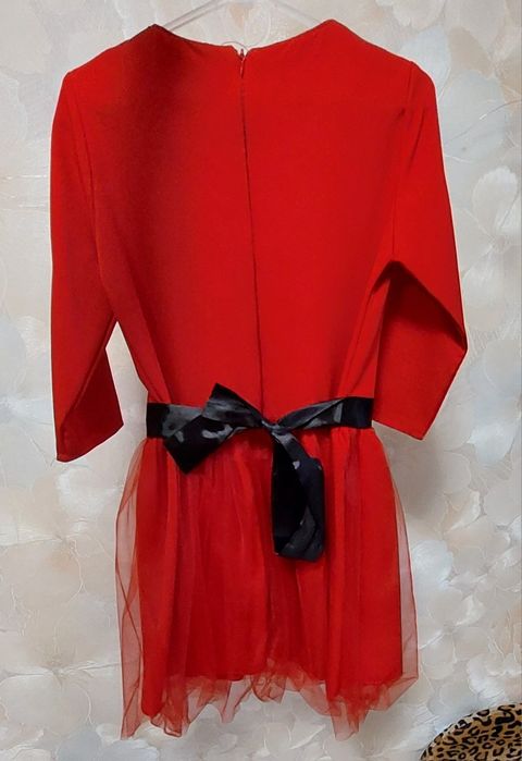 Нарядне червоне плаття