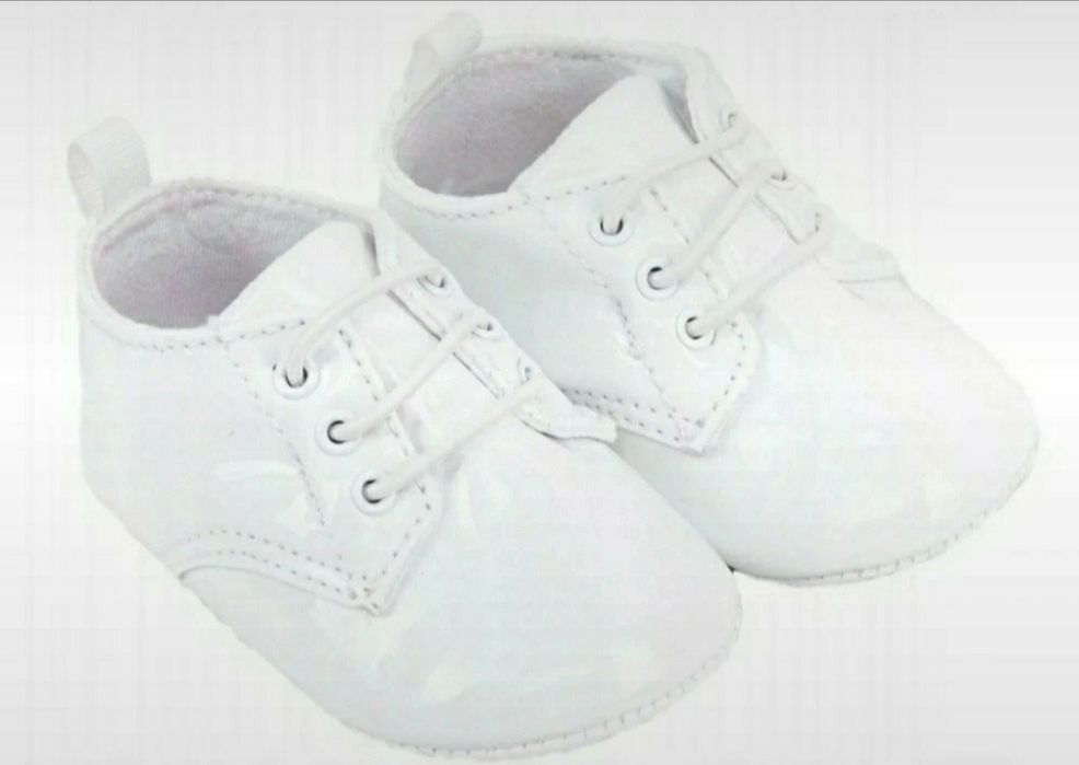 Biale buciki niemowlece do chrztu