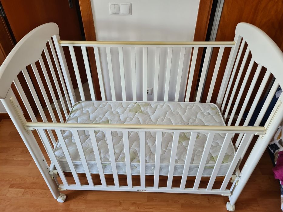Berço Bebecar Trama com estrado, colchão e extras