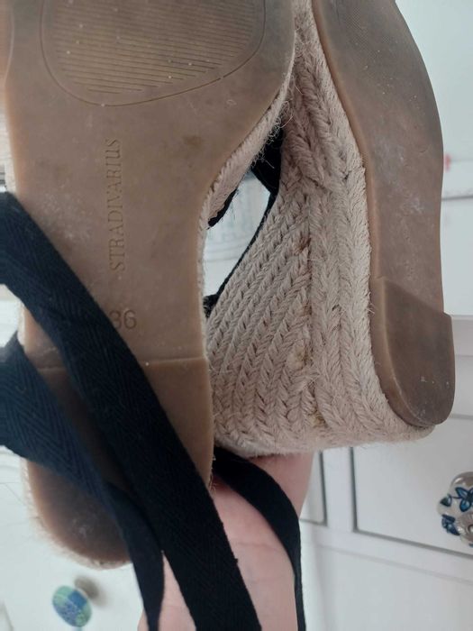 Sandálias de cunha pretas da Stradivarius