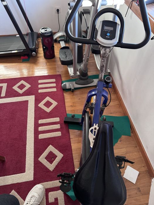 Máquina Elíptica e Bicicleta de Spinning