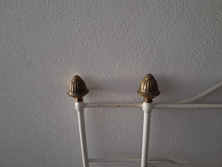 Cama de ferro antiga