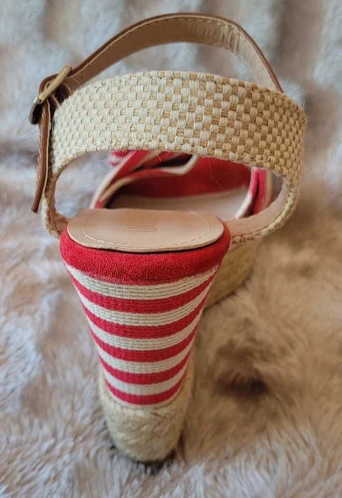 Sandálias Novas Compensadas