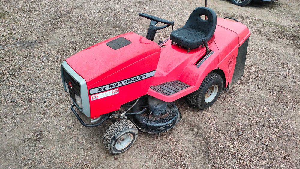 Traktorek do koszenia trawy Massey Ferguson 3212 z koszem