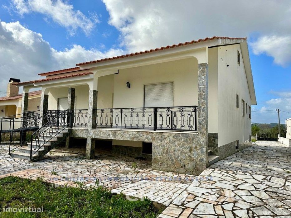 Moradia espaçosa com anexo e logradouro situada perto da cidade de ...